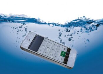 Ce faci dacă ai scăpat telefonul mobil în apă. 5 trucuri care îți pot salva dispozitivul