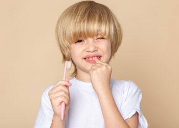 Ce observi acasă între două vizite la dentistul copilului